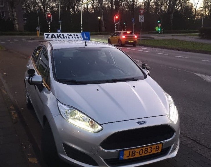 De auto van rijschool zaki